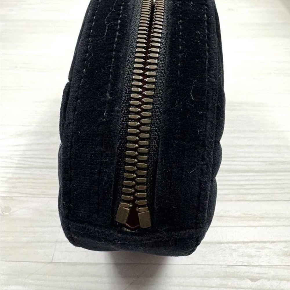 Gucci Black Leather Belt with Gold Buckle - Picture 6 of 15